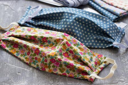 Für einen selbstgemachten Mundschutz kommen je nach Geschmack verschiedene Muster zum Einsatz.