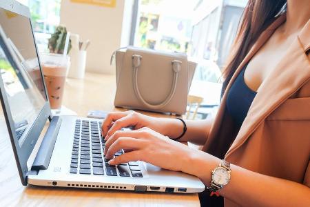 Für Webcam-Gespräche eignen sich gedeckte Farben am besten.