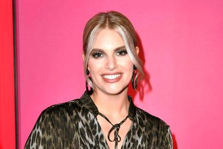 Während der Corona-Isolation findet die 31-Jährige Zeit für ausgedehnte Spaziergänge und ihr Klavier.