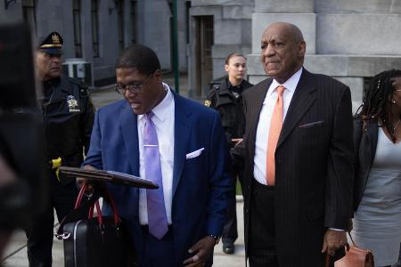 Bill Cosby (r.), hier vor einem Gerichtstermin im Jahr 2018