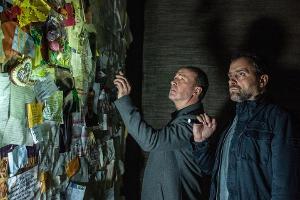 "Neben der Spur: Erlöse mich": Joe (Ulrich Noethen, l.) und Ruiz (Jürgen Maurer) untersuchen eine Wohnung.