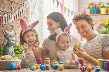 Ostereier anmalen und suchen ist auch während der Corona-Isolation möglich.