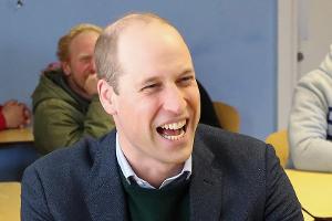 Prinz William kommt mit seiner humorvollen Art an.