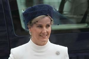 Sophie, Gräfin von Wessex, greift NHS-Mitarbeitern im Kampf gegen das Coronavirus beim Kochen unter die Arme