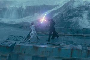 Rey (Daisy Ridley, li.) und Kylo Ren (Adam Driver) in der finalen Episode "Stars Wars: Der Aufstieg Skywalkers".