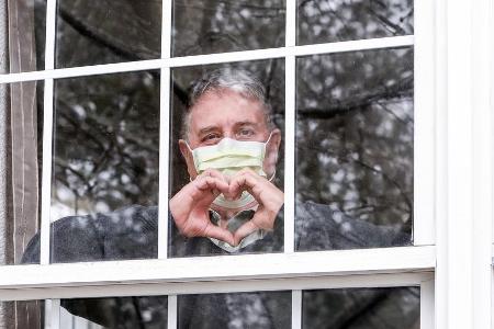 Mit einigen Tipps können sich ältere Menschen die Corona-Krise etwas entspannter gestalten.