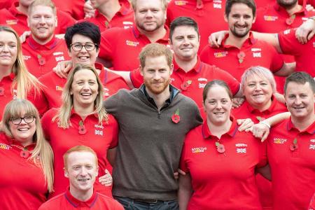 Prinz Harry (m.) bei der Vorstellung des britischen Athleten-Teams für die Invictus Games.