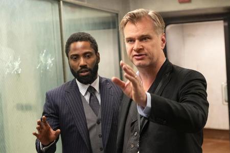 Hauptdarsteller John David Washington (l.) mit Regisseur Christopher Nolan bei den Dreharbeiten zu 