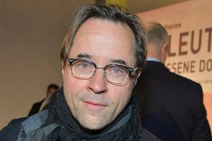 Jan Josef Liefers mahnt in bewegenden Worten zu Corona. Die Regierung müsse alles dafür tun, "die Angst aus dem Alltag" zu n...