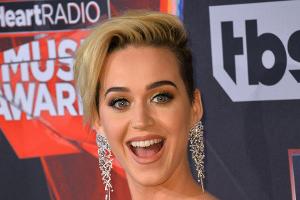 Katy Perry zeigt schonungslos ehrlich, was Muttersein mit dem Körper macht.
