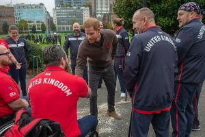 Prinz Harry (m.) mit Sportlern, die an den Invictus Games teilnehmen möchten, im vergangenen Jahr