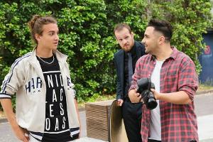 "Unter uns": Easy (r.) muss den kriminellen Nachwuchs-Rapper Billowitsch fotografieren.