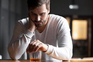 Tägliche Gedanken an Alkohol sind Anzeichen für eine beginnende Sucht