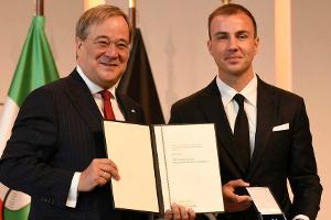 NRW-Ministerpräsident Armin Laschet (l.) und Mario Götze am 23. August in Köln.