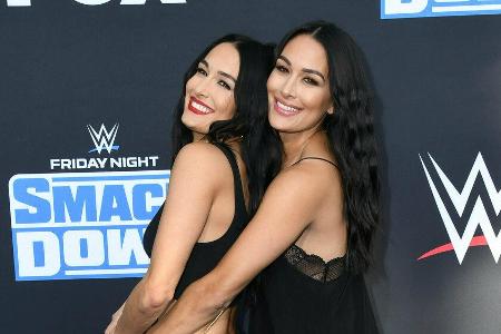 Die Zwillinge Nikki (l.) und Brie Bella brachten fast zeitgleich ein Baby zur Welt.