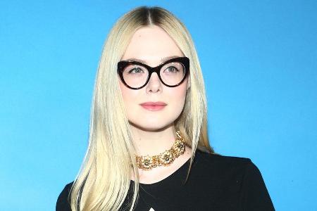 Sie hat ihr Brillenmodell auf das Augen-Make-up abgestimmt: Elle Fanning.
