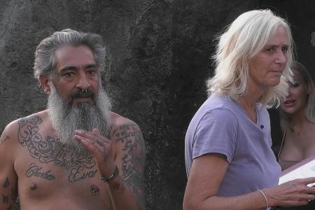 Senay Gueler und Claudia Kohde-Kilsch im Märchenwald.