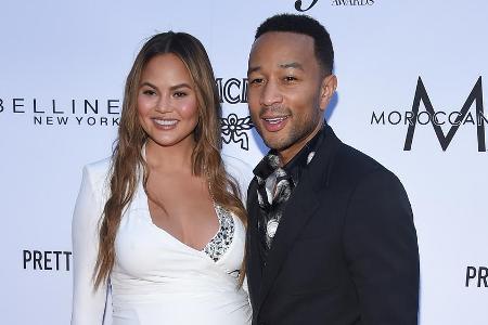 Chrissy Teigen erwartet ihr drittes Kind mit Ehemann John Legend.