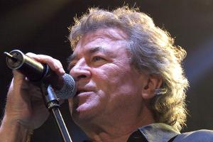 Ian Gillan steht mit Deep Purple erneut auf Platz eins der Album-Charts.