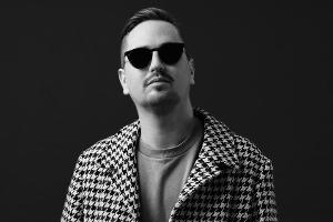 Robin Schulz durchbricht als erster deutscher Künstler die Schallmauer von zehn Airplay Nummer-eins-Hits.