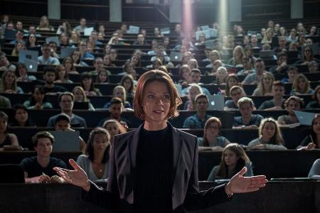 Jessica Schwarz als Uni-Dozentin und Bio-Wissenschaftlerin Prof. Tanja Lorenz in der neuen Netflix-Serie 