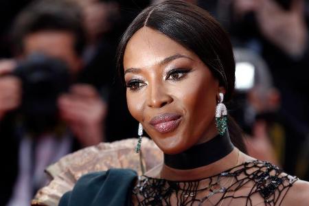 Naomi Campbell trifft derzeit einige Schutzmaßnahmen auf Reisen.
