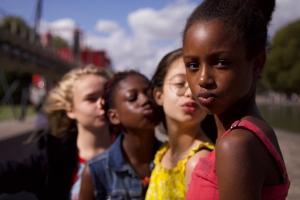 Im Tanzfilm "Cuties" steht die elfjährige Amy (Fathia Youssouf, rechts) im Mittelpunkt.