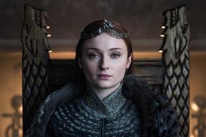 Ob sich Sophie Turner neben dem Thron auch die Krone gesichert hat, ist nicht überliefert.