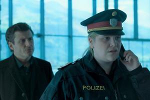 "Landkrimi: Das dunkle Paradies": Postenkommandantin Franziska Heilmayr (Stefanie Reinsperger) und der leitende Kommissar Ma...