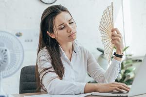 Während des Sommers sorgt ein Tischventilator im Büro für Abkühlung.