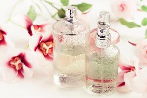 Bodysprays mit Rosenöl verleihen Trägerinnen einen blumigen Duft.