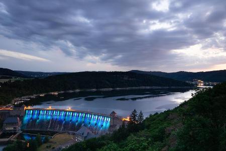 Seit ihrem 100. Geburtstag 2014 bietet die Edertalsperre abends dank neu installierter LEDs ein beeindruckendes Farbenspiel ...