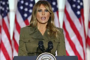 Melania Trump am Rednerpult des Parteitags.