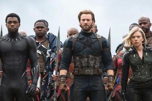 Chris Evans (Mitte) und Scarlett Johansson an der Seite von Chadwick "Black Panther" Boseman.