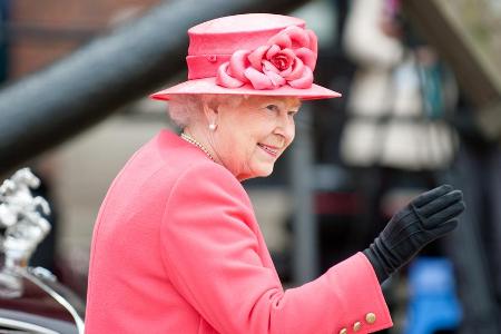 Queen Elizabeth II. ist durch den Kanal 