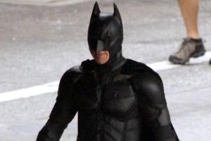 Christian Bale einst am Set im "Batman"-Kostüm.