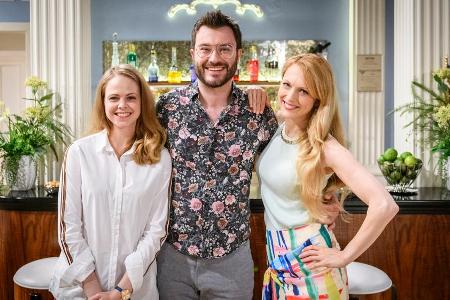 Sebastian Klussmann, hier mit Jennifer Siemann (l.) und Natalie Alison (r.), spielt in 
