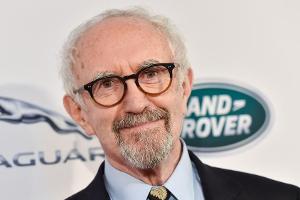 Jonathan Pryce wird als der Neue in "The Crown" gehandelt.