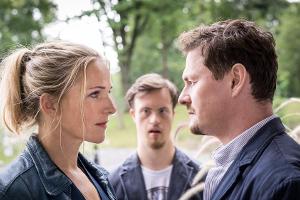 "Praxis mit Meerblick: Brüder und Söhne": Nora (Tanja Wedhorn) lernt Matthias (Shenja Lacher, r.) und seinen Bruder Robin (M...