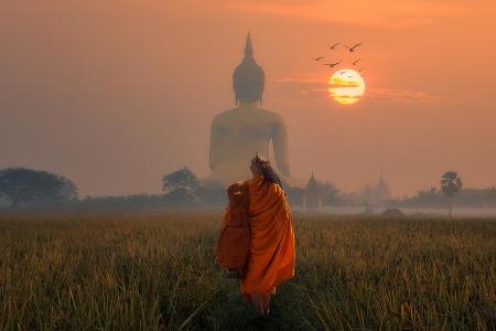 Wer den buddhistischen Tempel Wat Muang in Thailand besichtigen möchte, muss sich in Geduld üben.