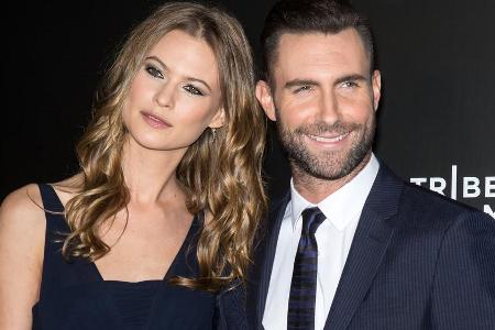 Behati Prinsloo und Adam Levine im April 2014 auf dem roten Teppich.