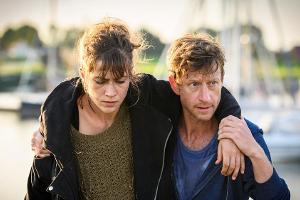 "Friesland: Gegenströmung": Henk Cassens (Maxim Mehmet) findet beim Joggen eine Frau ohne Gedächtnis (Sophie Pfennigstorf).