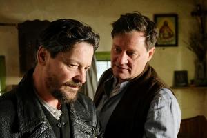 "Ein Dorf wehrt sich": Franz Mitterjäger (Harald Windisch) lässt sich von seinem Freund Sepp Rottenbacher (Fritz Karl) nicht...