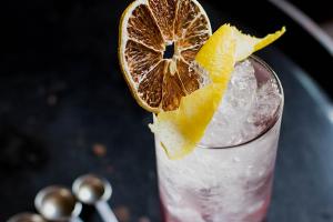 Simple Cocktails wie Highballs sind auch von Laien einfach zu Hause zuzubereiten. (Symbolbild)