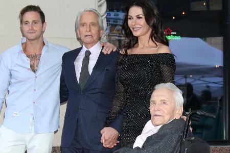 Cameron Douglas, Vater Douglas, Catherine Zeta-Jones und Kirk Douglas (v.l.n.r.).