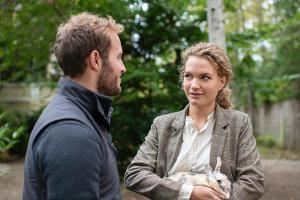 "Sturm der Liebe": Maja ist angetan davon, wie fürsorglich Florian sich um den Hasen "Napoleon" kümmert.