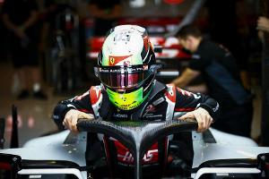 Mick Schumacher nimmt in seinem Haas-Boliden Platz.