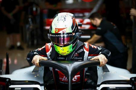 Mick Schumacher nimmt in seinem Haas-Boliden Platz.