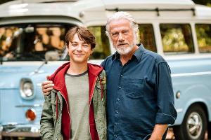 Im Roadmovie "Der Alte und die Nervensäge" ist Wilhelm Schürmann (Jürgen Prochnow) mit dem Ausreißer Felix (Marinus Hohmann)...