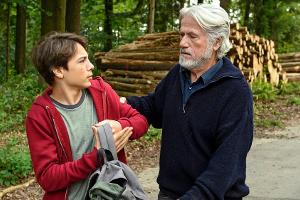 "Der Alte und die Nervensäge": Wilhelm Schürmann (Jürgen Prochnow) hat von Felix (Marinus Hohmann, l.) genug.